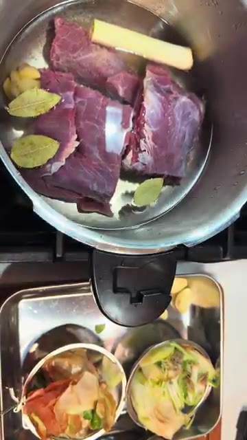 찬물에 양지머리 고기를 담가 30분간 핏물을 뺀다. — 부드러운 소고기 장조림 레시피