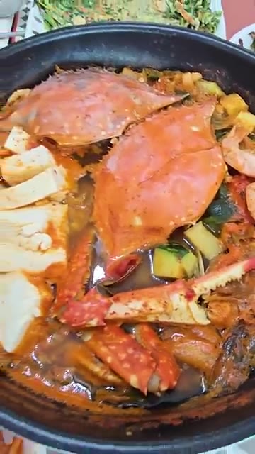 냄비에 멸치육수, 건다시마, 무를 넣고 끓인다. 다시마는 건져낸다. — 26년 가을 건강한 맛! 집밥한끼! 꽃게탕 & 반찬들