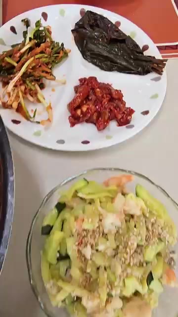 육수가 끓으면 꽃게, 고춧가루, 국간장, 다진마늘, 청주를 넣고 끓인다. — 26년 가을 건강한 맛! 집밥한끼! 꽃게탕 & 반찬들
