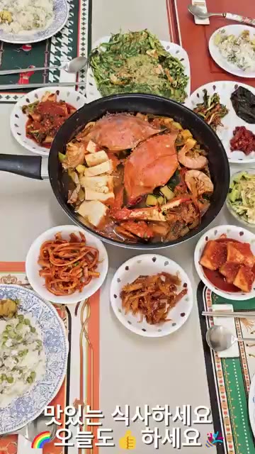 꽃게가 익으면 두부, 애호박, 새우를 넣고 한소끔 더 끓인다. — 26년 가을 건강한 맛! 집밥한끼! 꽃게탕 & 반찬들