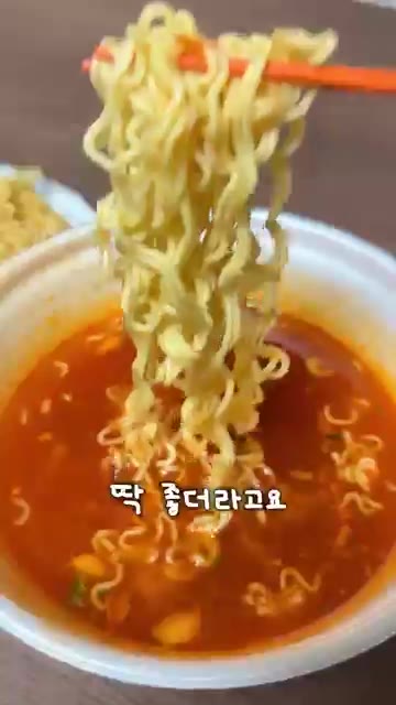 라면이 익기 시작하면 젓가락으로 면을 건져내 접시에 옮긴다. 국물은… — 꼬들라면에 미친 여자의 레시피