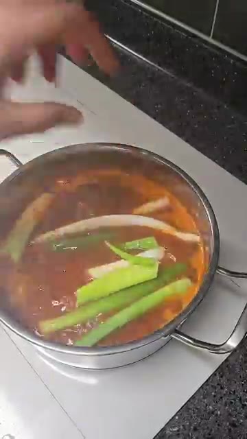 묵은지를 넣고 다시 한번 푹 끓여줍니다. — 우리 엄마 초간단 요리 순살묵은지감자탕!