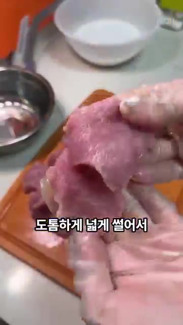 가라앉은 전분의 윗물은 따라 버리고 바닥에 굳은 전분만 고기에 넣어… — 찹쌀가루 없이 전분 하나로! 겉바속쫀 찹쌀탕수육 🥢