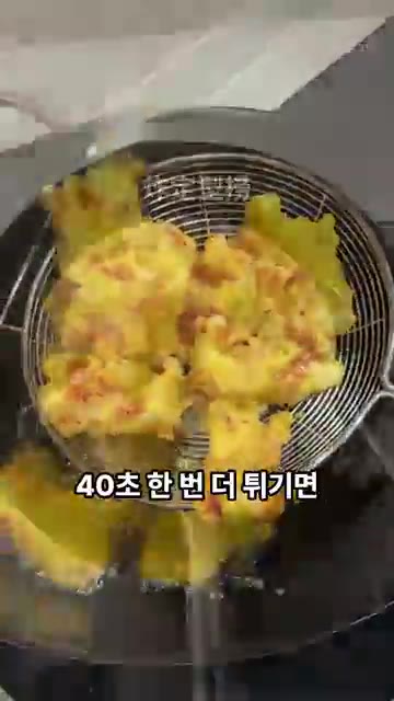 팬에 기름을 조금 두르고 마늘과 생강을 볶다가 소스를 부어주세요. — 찹쌀가루 없이 전분 하나로! 겉바속쫀 찹쌀탕수육 🥢