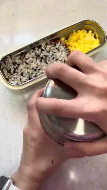 도시락을 닫아 완성한다. — 오랜만에 밥버거 느낌으로 닭가슴살 밥버거 도시락