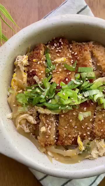 양파, 파, 청양고추를 썰어 준비합니다. — 따끈한 돈가스 덮밥 가츠동 만들기