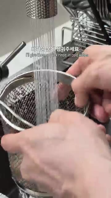삶은 면을 찬물에 헹궈준다. — 들기름 막국수 만들기