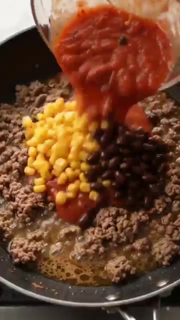 토마토 소스, 옥수수 통조림, 검은콩 통조림을 넣고 섞어준다. — Cheesy Taco Rice