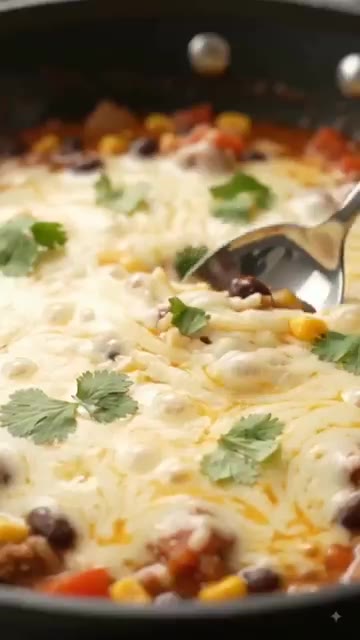 고수를 뿌려 장식하고 맛있게 즐긴다. — Cheesy Taco Rice