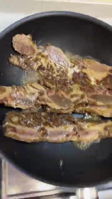 LA갈비는 뼈가 촘촘하게 들어가 있어 양념이 잘 배어 있습니다. — LA갈비 먹고 남은 양념, 밥 두 그릇 부르는 진짜 이유