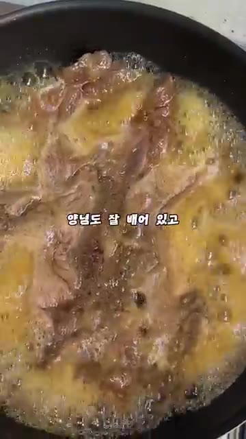 팬에 LA갈비를 올리자마자 달콤한 갈비 양념 냄새가 확 올라옵니다. — LA갈비 먹고 남은 양념, 밥 두 그릇 부르는 진짜 이유