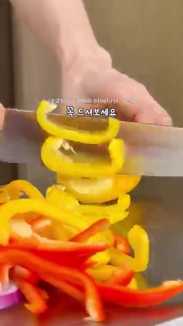 채 썬 양파와 파프리카를 넣고 버터와 함께 달달 볶아줍니다. — 5분 만에 호텔 조식급 사워도우 오픈샌드위치 만들기