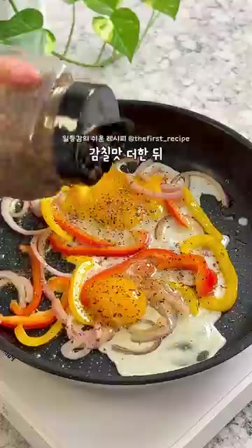 채소가 익으면 팬 가운데로 모으고 계란 2개를 깨뜨려 넣습니다. 스… — 5분 만에 호텔 조식급 사워도우 오픈샌드위치 만들기