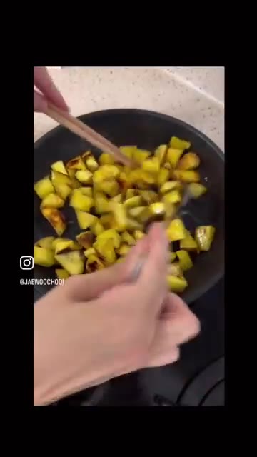 고구마를 잠시 빼두고 팬에 설탕 2큰술과 식용유 2큰술을 넣고 약불… — 어린이간식 고구마 맛탕 만들기