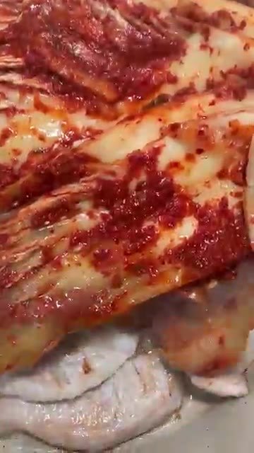 잘 익은 김치를 넣고 함께 볶아줍니다. — 항정살 김치찜 레시피: 3번째 만들어도 맛있는 비법