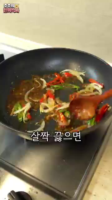참기름 1큰술, 통깨 1큰술, 약간 썬 대파를 넣고 빠르게 섞어 마… — 너무 매력적인 반찬 '새송이버섯 볶음' 레시피!