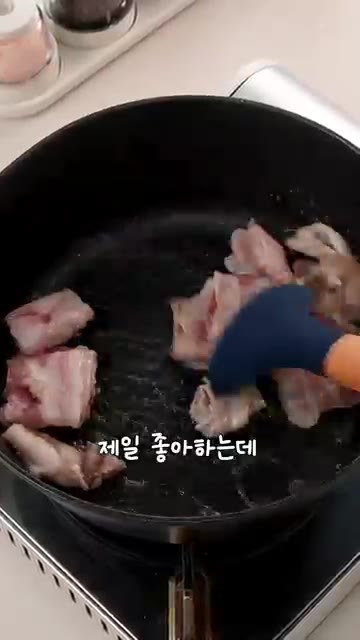 달궈진 팬에 우삼겹을 넣고 노릇하게 볶아줍니다. 고기가 거의 익으면… — 5분만에 이런 고급진 맛이?! 우삼겹숙주볶음