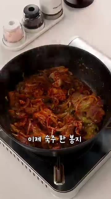 숙주 한 봉지를 넣고 센 불에서 숨만 살짝 죽을 정도로 빠르게 볶아… — 5분만에 이런 고급진 맛이?! 우삼겹숙주볶음