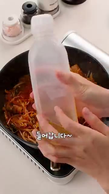 식초 1/2T를 넣어 신맛은 거의 나지 않으면서 고기의 기름진 맛을… — 5분만에 이런 고급진 맛이?! 우삼겹숙주볶음