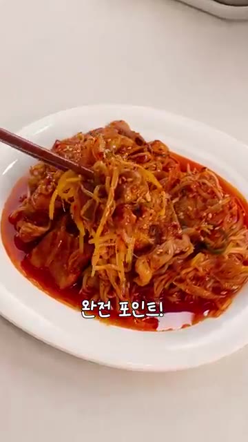 마지막으로 참기름, 후추, 통깨를 뿌려주면 완성입니다. 아삭한 숙주… — 5분만에 이런 고급진 맛이?! 우삼겹숙주볶음