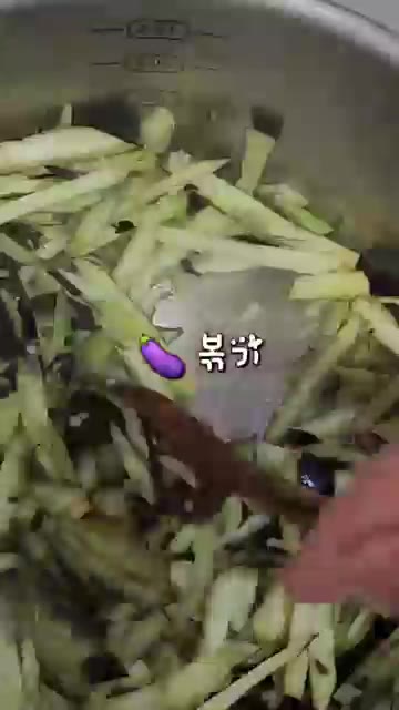 냄비에 올리브유 3 작은술을 두르고 채 썬 가지를 넣어 볶는다. — 찬밥으로 만드는 가지솥밥