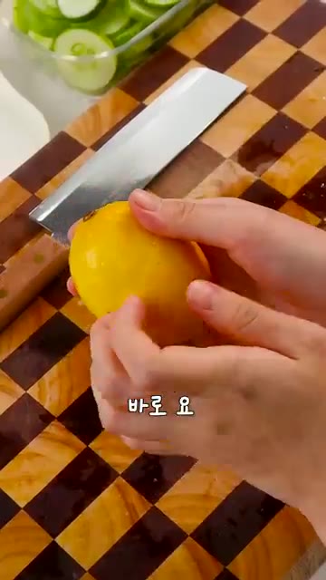 레몬 1개를 슬라이스해서 넣어주면 향이 산뜻해지고 새콤한 풍미가 살… — 오이헤이터도 먹게 만든 수제 오이피클