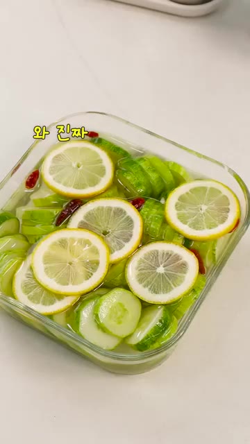 다음 날 먹어보면 아삭한 식감이 살아있고, 상큼달콤한 맛에 레몬 향… — 오이헤이터도 먹게 만든 수제 오이피클