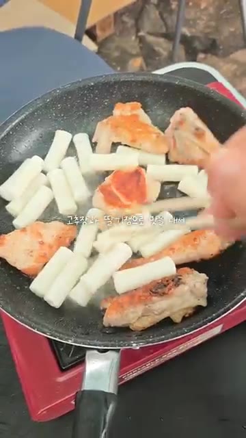 팬에 기름을 두르고 매콤 치킨떡볶이 밀키트의 닭고기를 넣고 볶는다. — 바사삭 치킨떡볶이