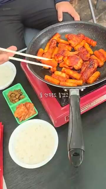 떡을 넣고 함께 볶다가 소스를 부어준다. — 바사삭 치킨떡볶이