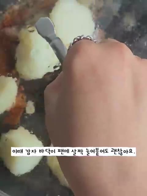 이때 감자 바닥이 팬에 살짝 눌어붙어도 괜찮아요. — 휴게소 버터 감자 집에서도 20분이면 만들 수 있어요
