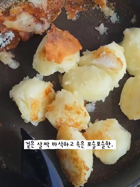 휴게소 버터 감자의 매력이 바로 이 식감이에요. 겉은 살짝 바삭하고… — 휴게소 버터 감자 집에서도 20분이면 만들 수 있어요