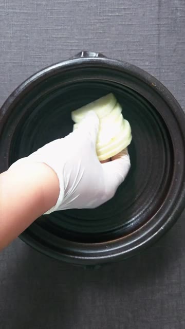 끓기 시작하면 양파, 대파, 청홍고추를 넣고 뚜껑을 덮어 푹 익힌다. — 비린내 없이 10분 묵은지 고등어찜 만들기
