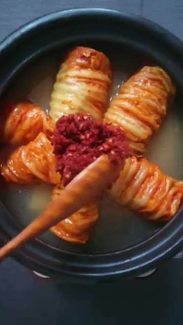 마지막에 들기름 1큰술을 넣고 한소끔 더 끓여 완성한다. — 비린내 없이 10분 묵은지 고등어찜 만들기