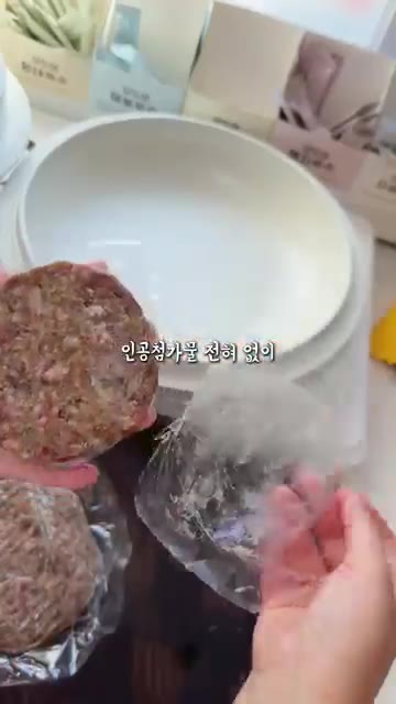 떡갈비를 팬에 올리고 앞뒤로 잘 구워준다. 구운 떡갈비는 먹기 좋게… — 돈까스보다 더 맛있다는 떡갈비덮밥 한그릇요리