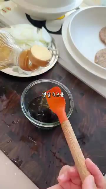 다른 팬에 기름을 두르고 채 썬 양파를 볶는다. 양파가 투명해지면… — 돈까스보다 더 맛있다는 떡갈비덮밥 한그릇요리