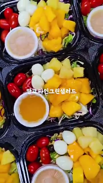 삶은 면을 넣고 소스와 함께 잘 섞어준다. — 매콤해물크림짬뽕
