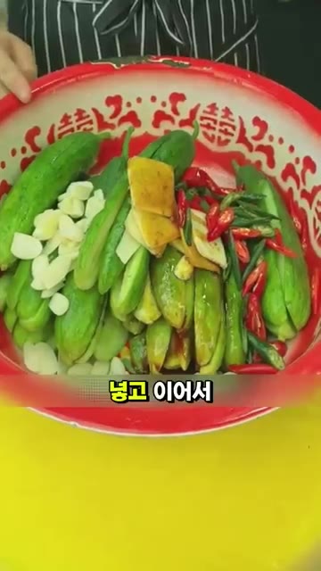진간장, 식초를 적당량 넣고 굴소스 1스푼, 설탕 조금, 통깨 조금… — 아삭함이 살아나는 초간단 오이무침