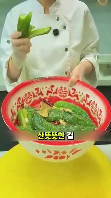 기름 1스푼을 부어 향을 낸 뒤 장갑을 끼고 양념이 골고루 배도록… — 아삭함이 살아나는 초간단 오이무침