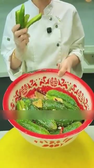 아삭하고 매콤한 오이무침이 완성되었습니다. 입맛 없을 때 드셔보세요. — 아삭함이 살아나는 초간단 오이무침