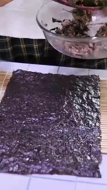 김 위에 잡곡밥과 고춧잎나물 섞은 것을 얇게 펴줍니다. — 저탄수 고단백 계란폭탄 집김밥 만들기