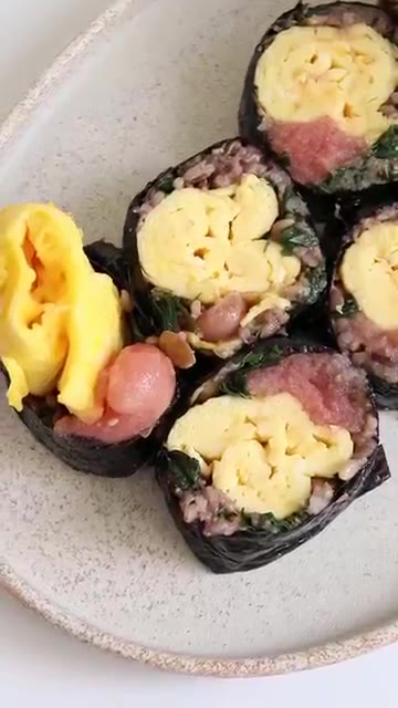 김발을 이용해 재료를 단단하게 말아줍니다. 김 위에 참기름을 바르고… — 저탄수 고단백 계란폭탄 집김밥 만들기
