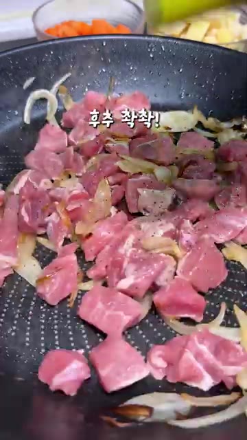 팬에 버터 한 조각을 넣고 채 썬 양파 1개를 넣어 갈색빛이 돌 때… — 일본 카레 끓일 때 불 켜고 넣지 마세요! 🍛 카레 더 맛있게 끓이는 법