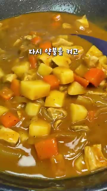 물 1200ml를 붓고 끓어오르면 약불로 줄여 15분간 푹 끓여줍니다. — 일본 카레 끓일 때 불 켜고 넣지 마세요! 🍛 카레 더 맛있게 끓이는 법