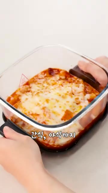 에어프라이어에 재료를 넣고 돌려줍니다. 삼겹살과 마늘을 넣고 익혀줍니다. — 에프야… 너 어디까지 되는 거니?🤭💛