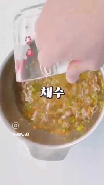 채수를 부어주세요. 간장을 약간 넣어주세요. — 초간단 유아식: 부드러운 소고기 순두부국