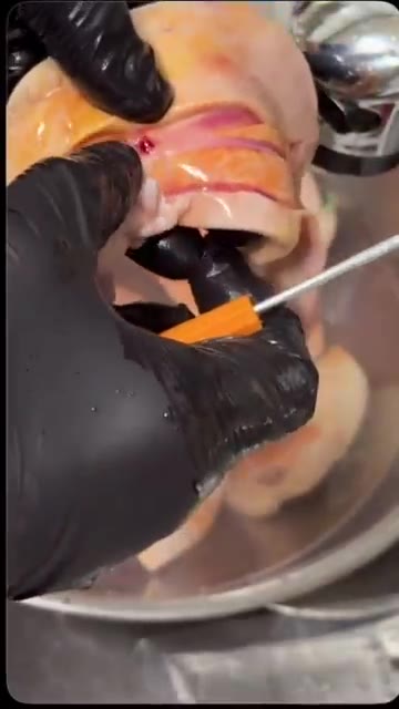 냉동 아귀 간을 해동시키기 위해 맛술과 소금을 넣고 물에 담가 해동… — 담백 안키모 찜요리