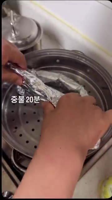 모양을 잡은 아귀 간을 알루미늄 호일에 싸서 찜기에 넣고 중불로 2… — 담백 안키모 찜요리