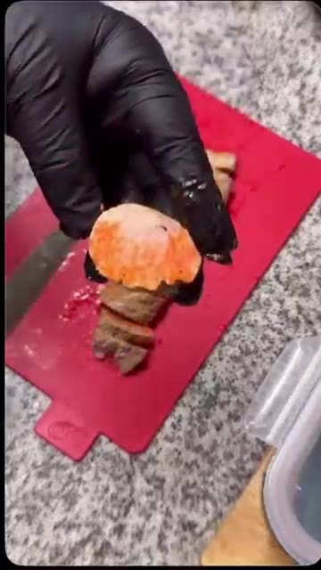 쪄낸 아귀 간을 먹기 좋게 썰어 접시에 담고 폰즈 소스를 뿌려줍니다. — 담백 안키모 찜요리