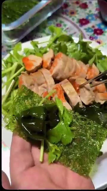 미역과 미나리를 곁들여 김에 싸서 폰즈 소스와 함께 맛있게 즐깁니다. — 담백 안키모 찜요리