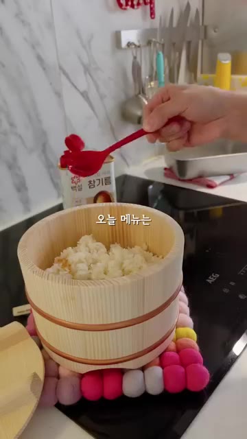 팬에 기름을 넉넉히 두르고 새우튀김을 노릇하게 튀겨낸다. — 새우튀김김밥과 새우튀김우동